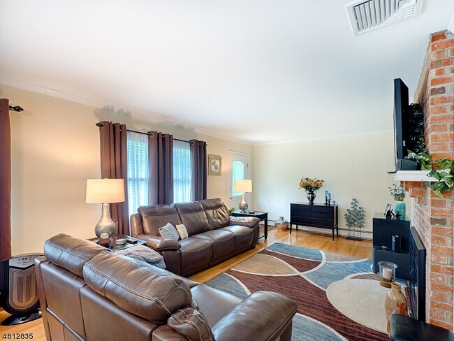 Building Photo - 32 Maple Ave