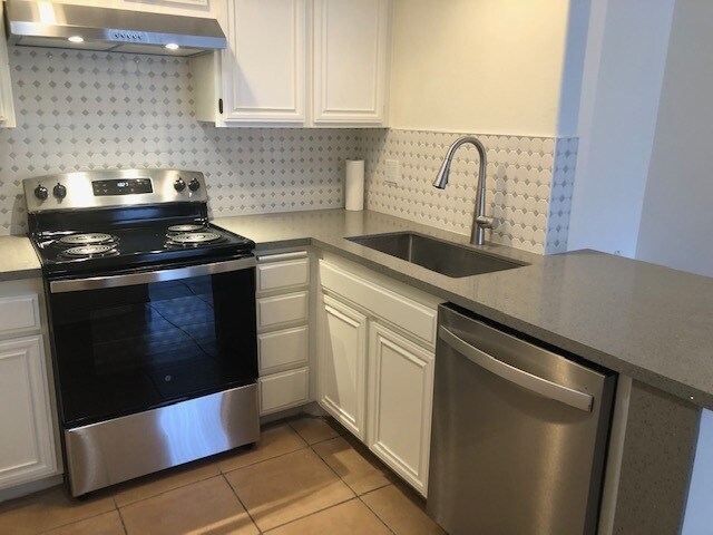 Building Photo - 22100 Burbank Blvd