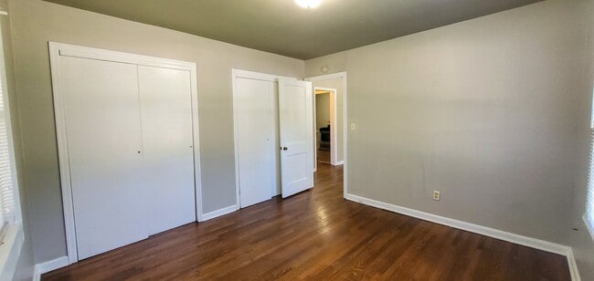 Building Photo - 2 bedroom 1 bath duplex in Shawnee