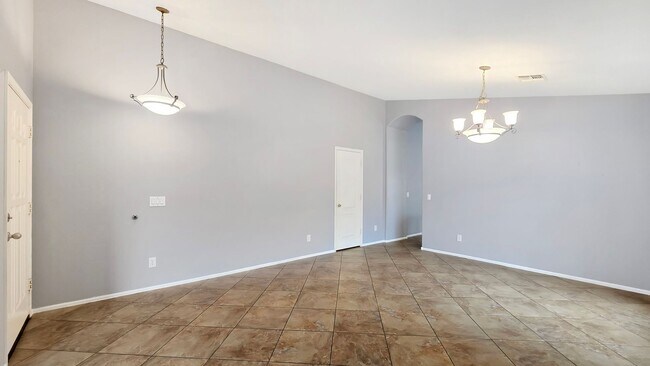 Building Photo - Close to I-10 and shopping in Goodyear!