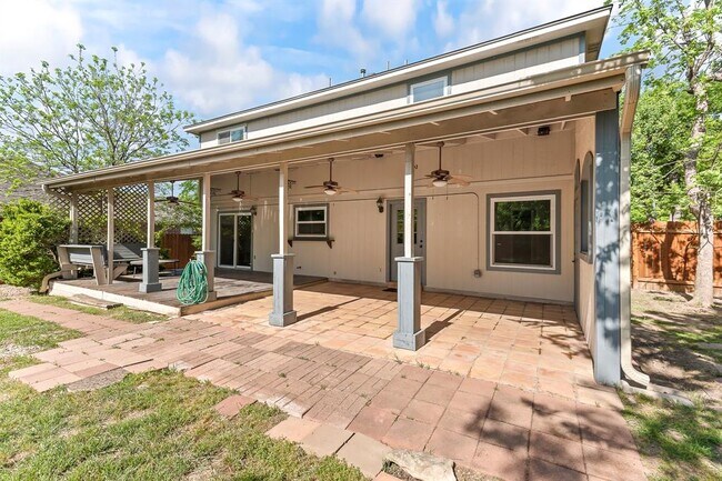 Building Photo - 1807 Iris Ln
