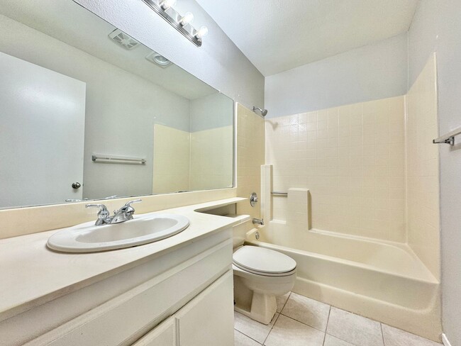 Building Photo - Beautiful 3B 2BA Condo in Eastlake w/ AC a...