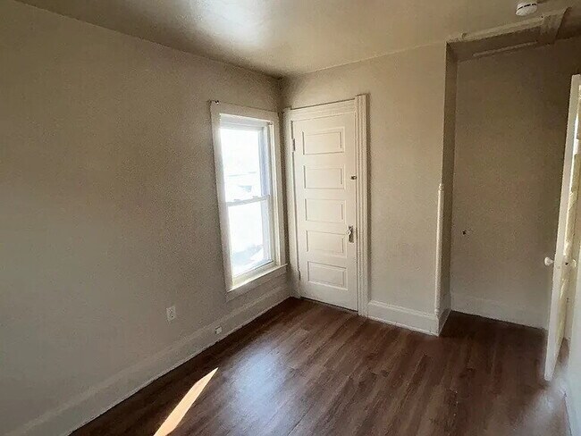 Building Photo - Charming single-family home featuring 3 spacious bedrooms and 1 full bathroom.