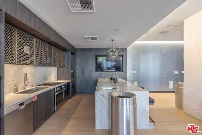 Building Photo - 1050 S Grand Ave