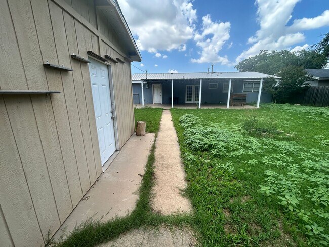 Building Photo - 3 Bed 2 Bath Move In Ready!