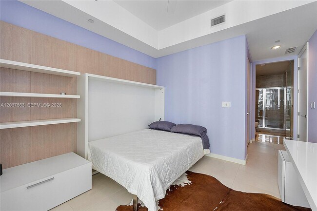 Building Photo - 15811 Collins Ave