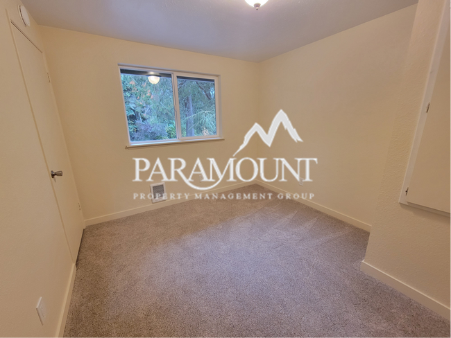 Building Photo - Updated 3 Bedroom Duplex!