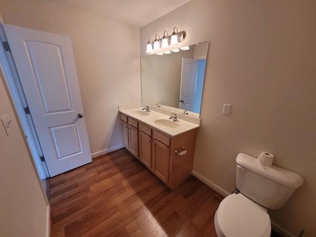 Building Photo - Gorgeous 3 bedroom, 2.5 bath townhome-styl...