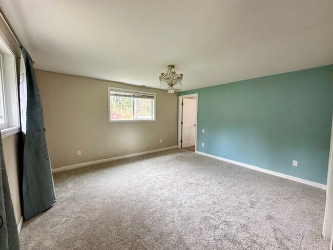 Building Photo - Private cozy rambler in the Issaquah school district