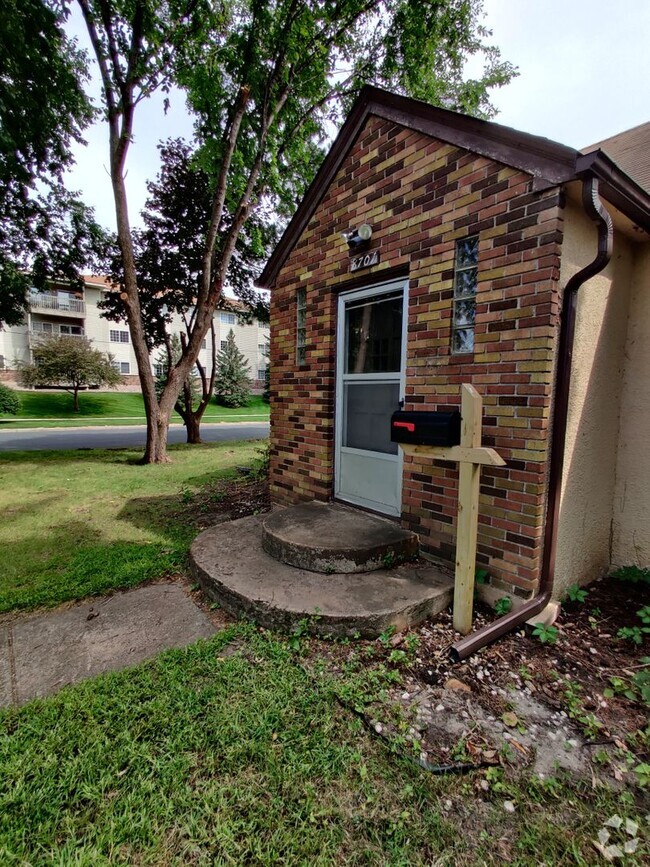 Building Photo - Spacious Home with an INCREDIBLE Yard!