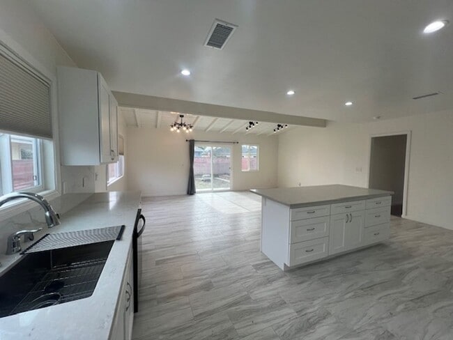 Building Photo - Beautifully renovated 3 bed 2 bath house