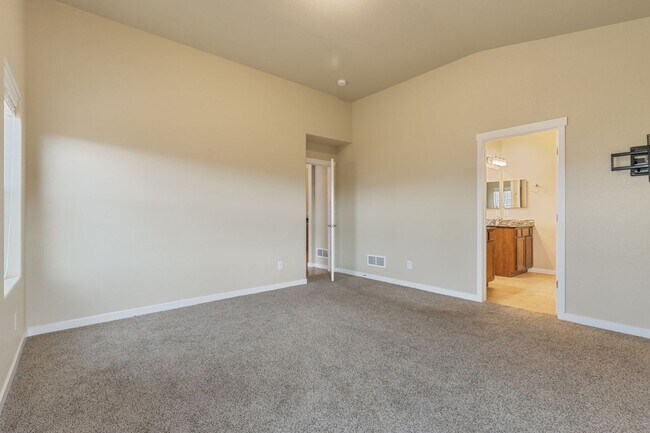 Building Photo - Spacious Modern 5-Bedroom Ranch Home in Hidden Valley Farm