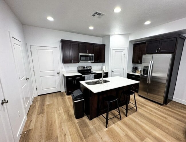 Building Photo - End Unit! 3 Bedroom House for Rent