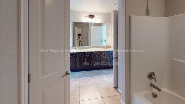 Building Photo - 2705 W Shasta Rd