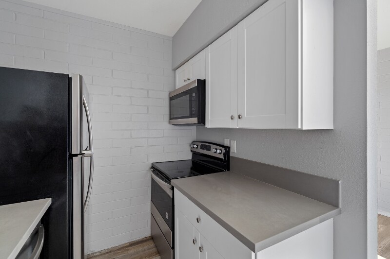 Building Photo - 5570 E Hampton St