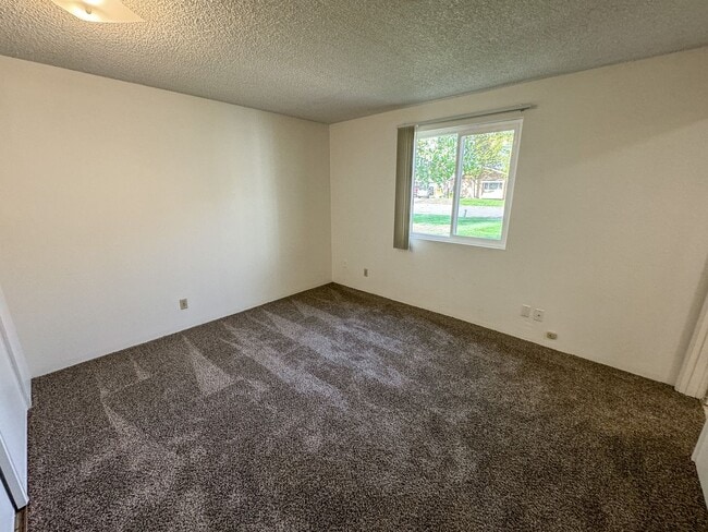 Building Photo - ANNETTE372-374