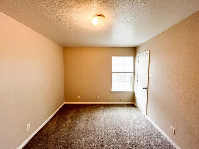 Building Photo - 1213 Cinch Dr