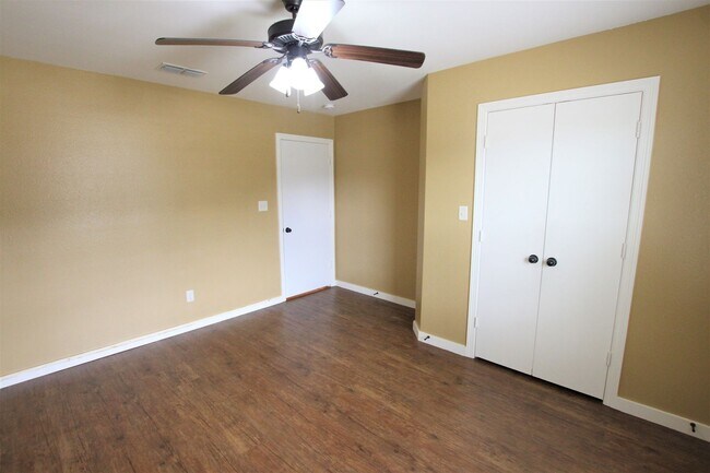 Building Photo - 3 Bedroom, 2 Bathroom Town Home in Tyler!