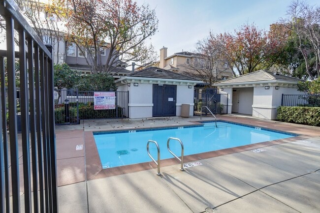 Building Photo - 3 Bed / 2.5 bath pet friendly townhome with a bonus home office/den + EV charger in garage. YouTu...