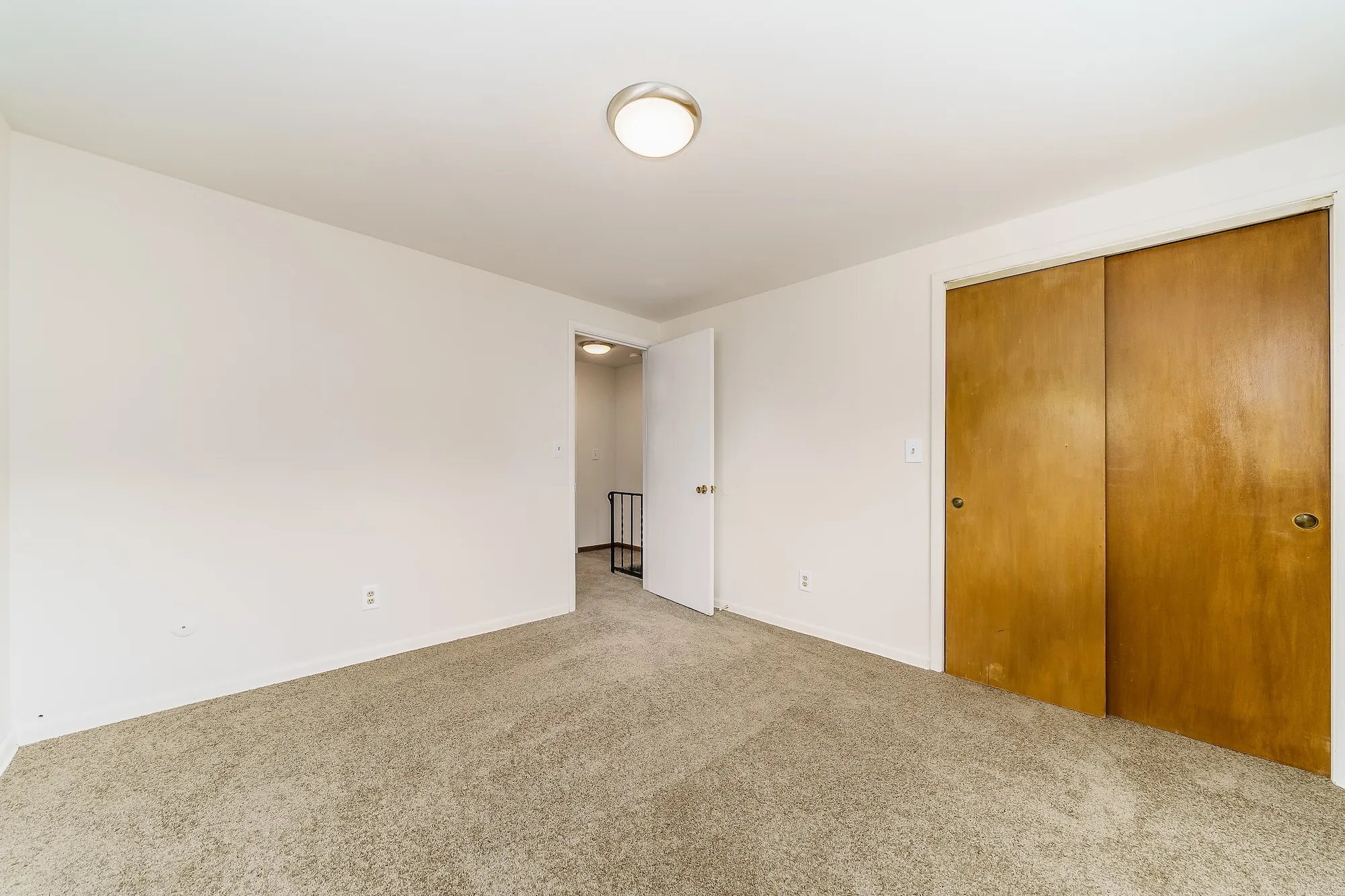Building Photo - 889 N Meadows Ct