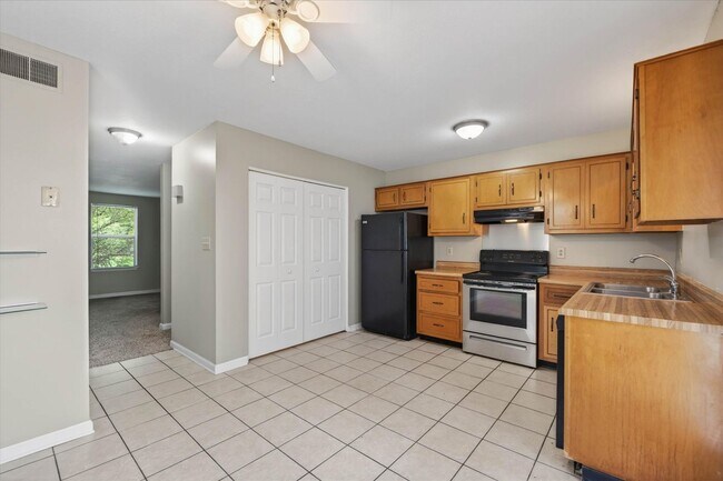 Building Photo - 921 Kingsbury Dr