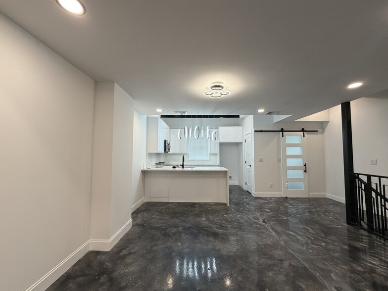 Building Photo - 222 S Olive St