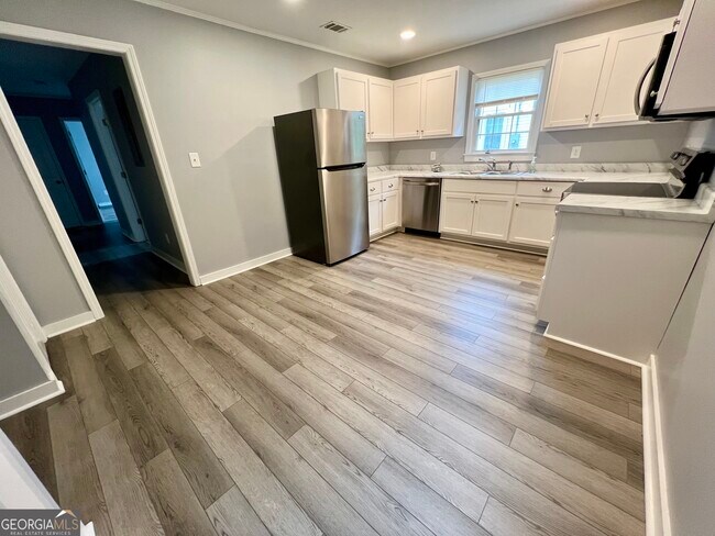 Building Photo - 112 Cedar St