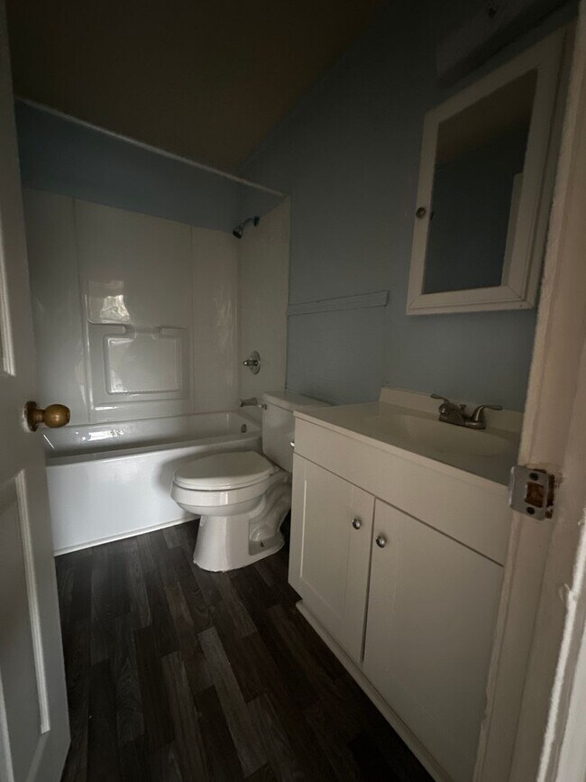 Building Photo - 2 bedroom