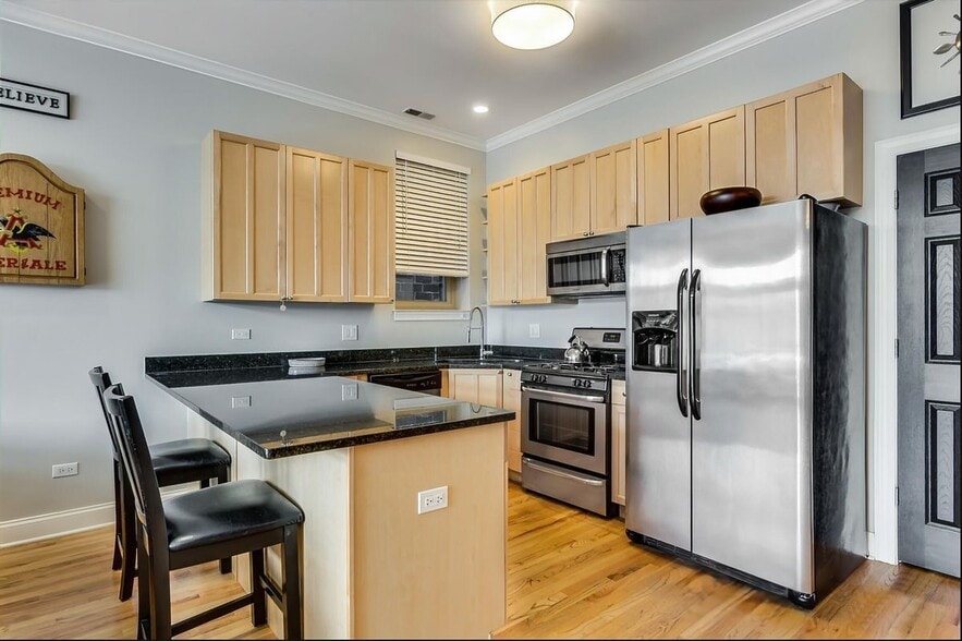 Building Photo - 2740 W Belmont Ave