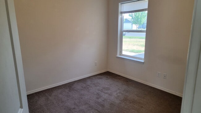 Building Photo - 3 Bedroom Home Near Fairchild Air Force Base