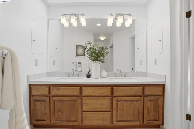 Building Photo - 2402 Royal Oaks Dr