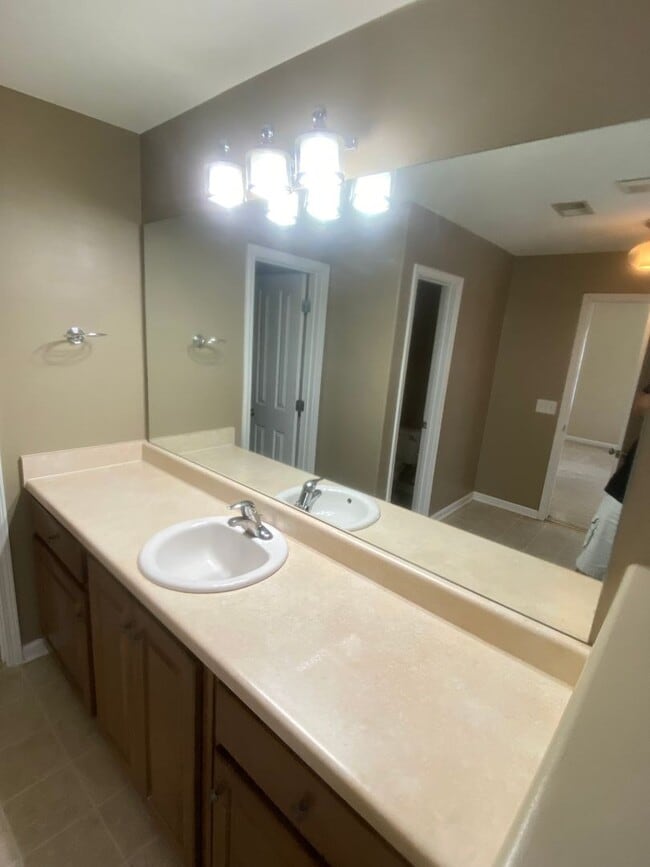 Building Photo - In the Heart of The Hill