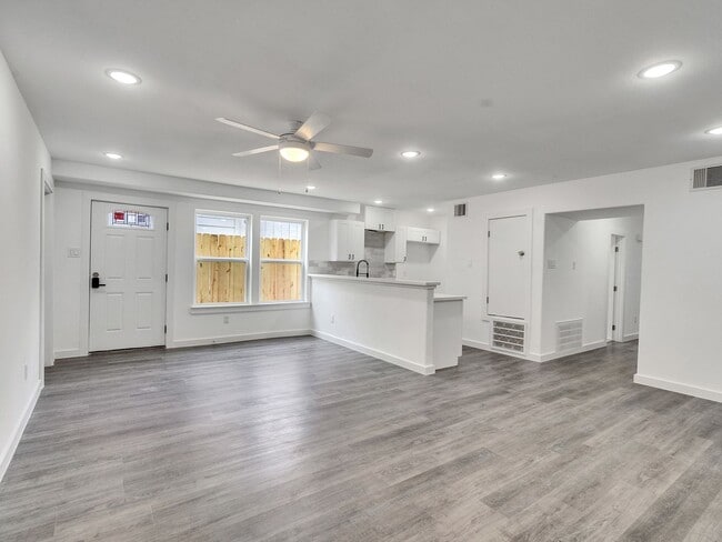 Building Photo - ? Spacious & Stylish 3-Bed Home – Garage Included! ?