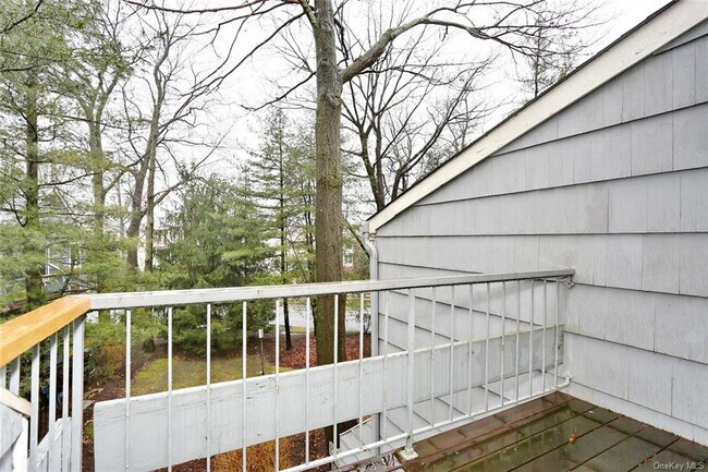 Building Photo - 161 Treetop Cir