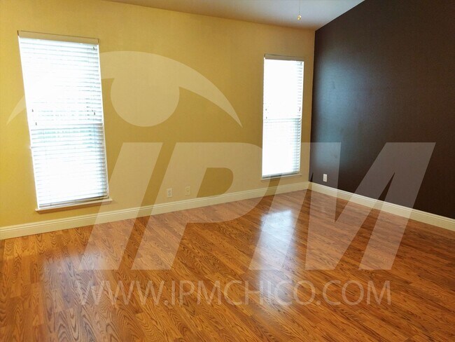 Building Photo - Cozy house