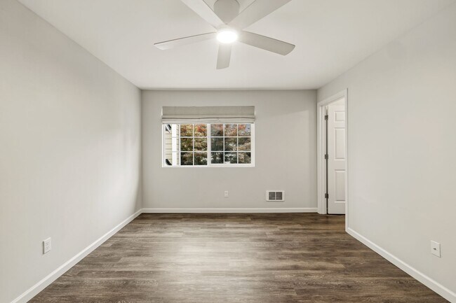 Building Photo - For Lease $2950/Month: Beautifully updated 2/Bdrm Townhome with large Bonus Room