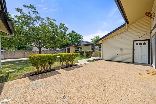 Building Photo - 1813 Parker Ln