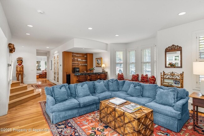 Building Photo - 431 W Hopkins Ave