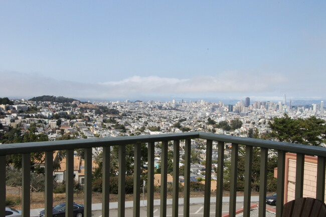 Building Photo - Epic REA: Top Floor 2 BR/2 BA Condo, Pano ...