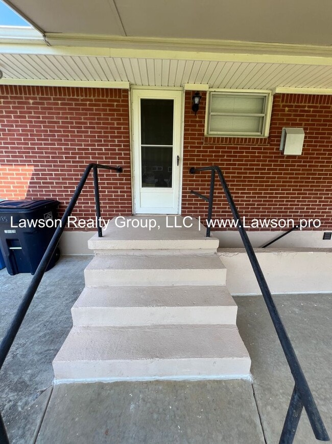 Building Photo - Pristine Brick Ranch with Covered Back Patio!