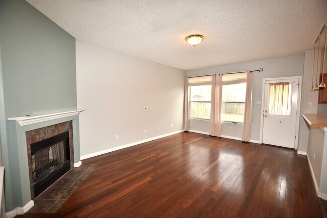 Building Photo - Cul-de-Sac Comfort + Backyard Bonus in Pfl...