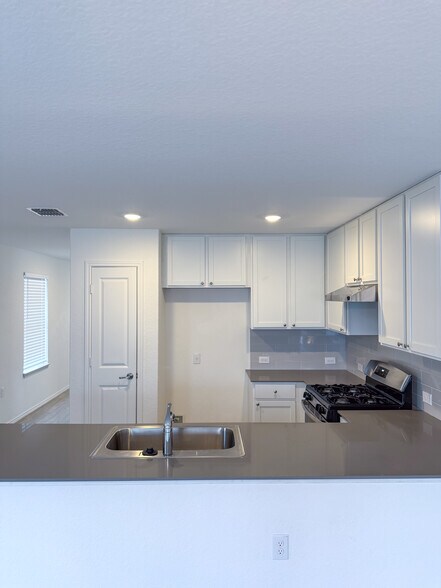 Building Photo - 1427 Laima Curv