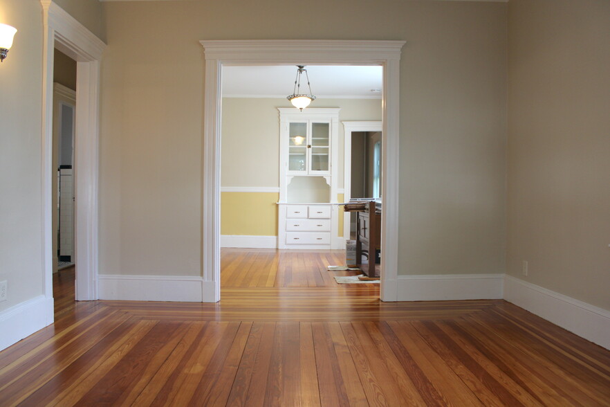 Living room - 9 Willard Ave