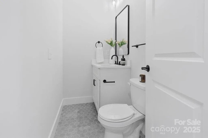 Building Photo - 3127 Columbus Cir