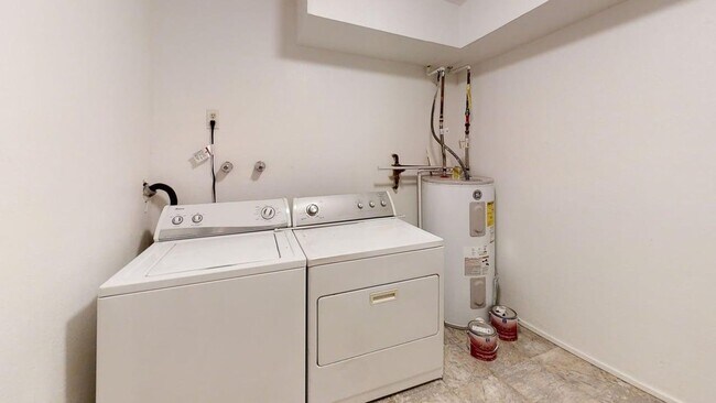 Building Photo - 2633 Juniper Ave