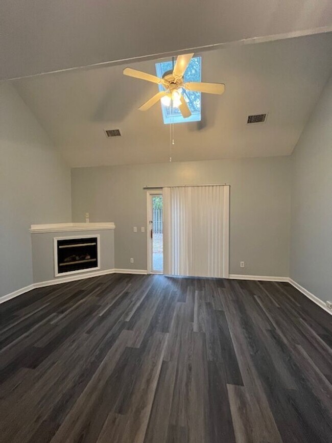 Building Photo - Comfortable and Convenient 3 Bedroom Townhome in Wilmington, NC