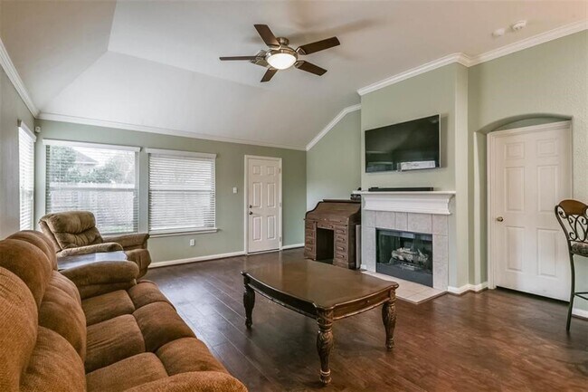 Building Photo - 5911 Mettler Ln