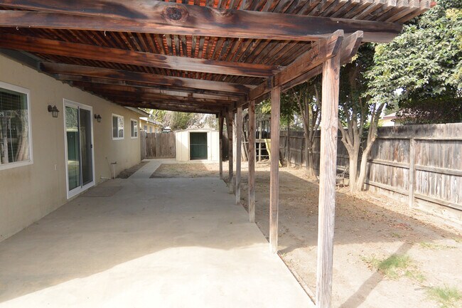 Building Photo - 3 Bedroom 2 Bathroom Home in SW Visalia close to shopping and restaurants!