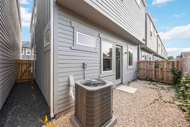Building Photo - 318 Charlock St