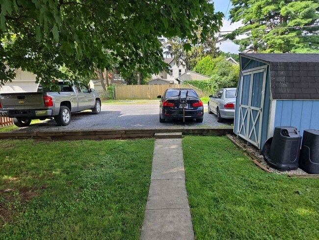 Building Photo - 552 E King St